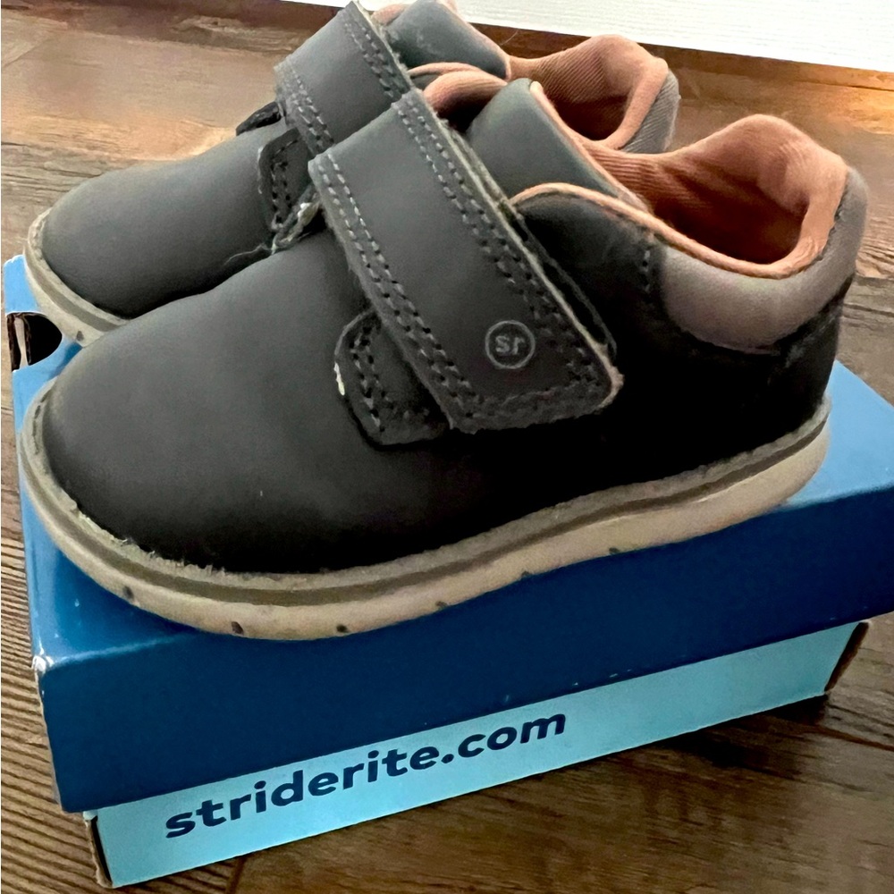 Stride Rite griffin leather sneaker shoe